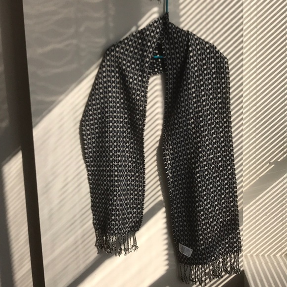 Banana Republic scarf - Picture 3 of 5